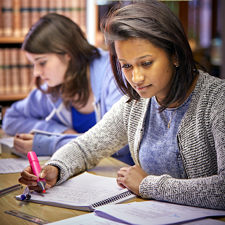 Students working in Selwyn library