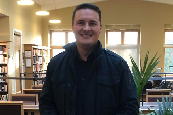 Streeting in library
